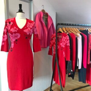 rotes Strickkleid, Christina Claussen, Ivko, Etuikleid, kurzes Kleid, enges Kleid, Kleid mit V-Ausschnitt, Blumen, Orchideen, Winterkleid, rot, Winterkollektion, Wintermode, feminine Businessmode