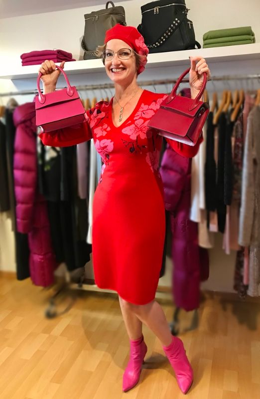 rote Tasche, rotes Kleid, Strickkleid, Ivko, Strickkleid Ivko, Blumenmuster, rot-pink, rosa, elegantes Kleid, Businesskleid, Etuikleid