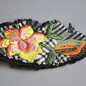 Brosche, Anstecker, gestickte Blüten, Karo, schwarzweiß, Geschenkidee, kleine Weihnachtsgeschenke, kleine Geschenke, Mitbringsel