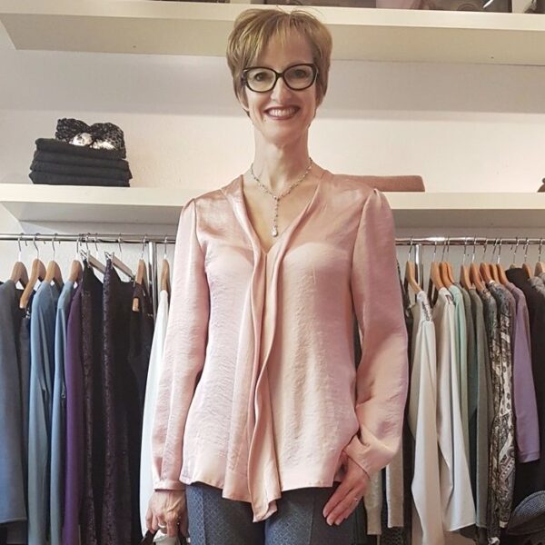 rosa Satinbluse, Satin, Polyestersatin, Volantes, V-Ausschnittbluse, altrosa, rosé, Christina Claussen, Modedesign, Designermode, Maßkonfektion, Mode nach Maß, Schneiderei, schicke Bluse, festliche Bluse, Abendmode, Unikat