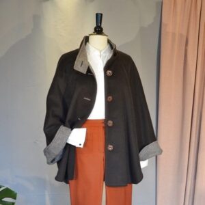 Cape, Wintermantel, feminine Businessmode, Wollmantel, Wollcape, Anthrazit, grau, Vintagemode, 60er Jahre, 70er Jahre, Audrey Hepburn, Jackie O., Christina Claussen, Klassische Mode, Handmade in Germany, angenähte Mode