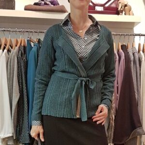 Strickjacke, grün, salbei, Rippenstrick, Winterkollektion, Cavagan, Made in Italy, Strickjacke mit Gürtel, Herbstmode, Wintermode, Damenmode