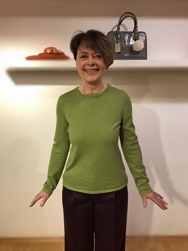 Damenpullover, Winterpulli, klassischer Pulli, Basicpullover, grüner Pulli, Wollpulli, moosgrün, Winterkollektion, schmaler Pulli