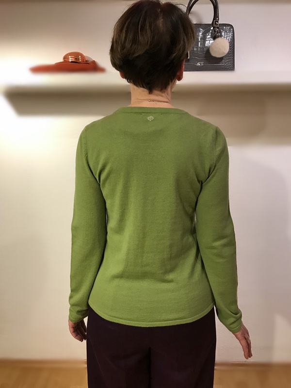 Damenpullover, Winterpulli, klassischer Pulli, Basicpullover, grüner Pulli, Wollpulli, moosgrün, Winterkollektion, schmaler Pulli, Rundhalspullover