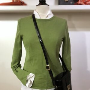 Damenpullover, Winterpulli, klassischer Pulli, Basicpullover, grüner Pulli, Wollpulli, moosgrün, Winterkollektion, schmaler Pulli, Rundhals, schwarze Tasche, Krokotasche, Picard, Made in Germany