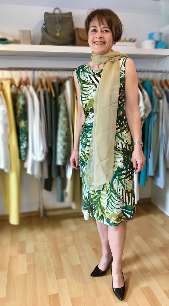 Sommerkleid, Jerseykleid, Etuikleid, grünes Kleid, Dschungelprint, schmales Kleid, gerades Kleid, Kofferkleid, reisetaugliches Kleid, Sommermode, Sommerkollektion, Christina Claussen, Modedesign, Karben, Frankfurter Modedesign